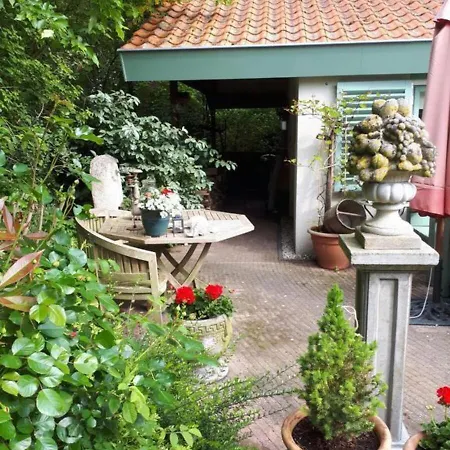 Homestay Bungalow Prinsenhof: Beachside Retreat With Private Garden Ouddorp