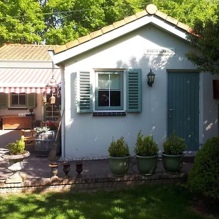Homestay Bungalow Prinsenhof: Beachside Retreat With Private Garden *