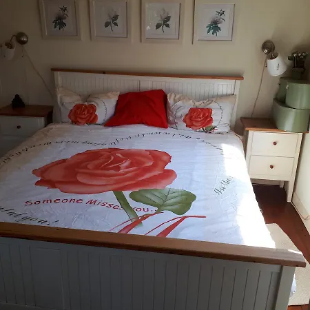 Homestay Bungalow Prinsenhof: Beachside Retreat With Private Garden Ouddorp